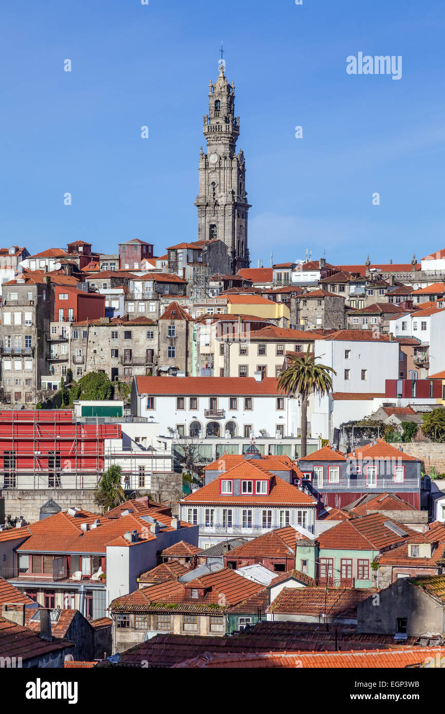 Der kultige Clerigos Turm in der Stadt Porto, Portugal. Eine der Sehenswürdigkeiten und Wahrzeichen der Stadt Stockfoto