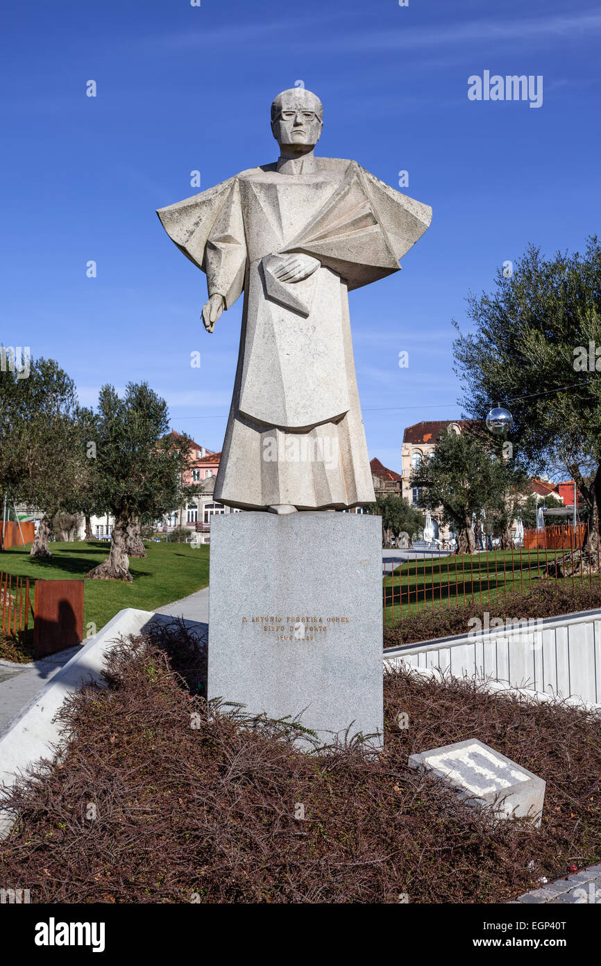 Porto, Portugal. Statue des ehemaligen Porto Bischofs Dom Antonio Ferreira Gomes. Stockfoto
