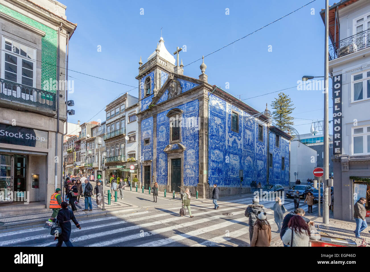 Porto, Portugal. Santa Catarina Kapelle verziert aka Almas Kapelle mit den typisch portugiesischen blauen Kacheln aka Azulejos. Stockfoto