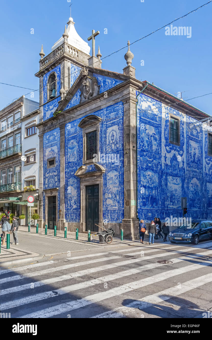 Porto, Portugal. Santa Catarina Kapelle verziert aka Almas Kapelle mit den typisch portugiesischen blauen Kacheln aka Azulejos. Stockfoto