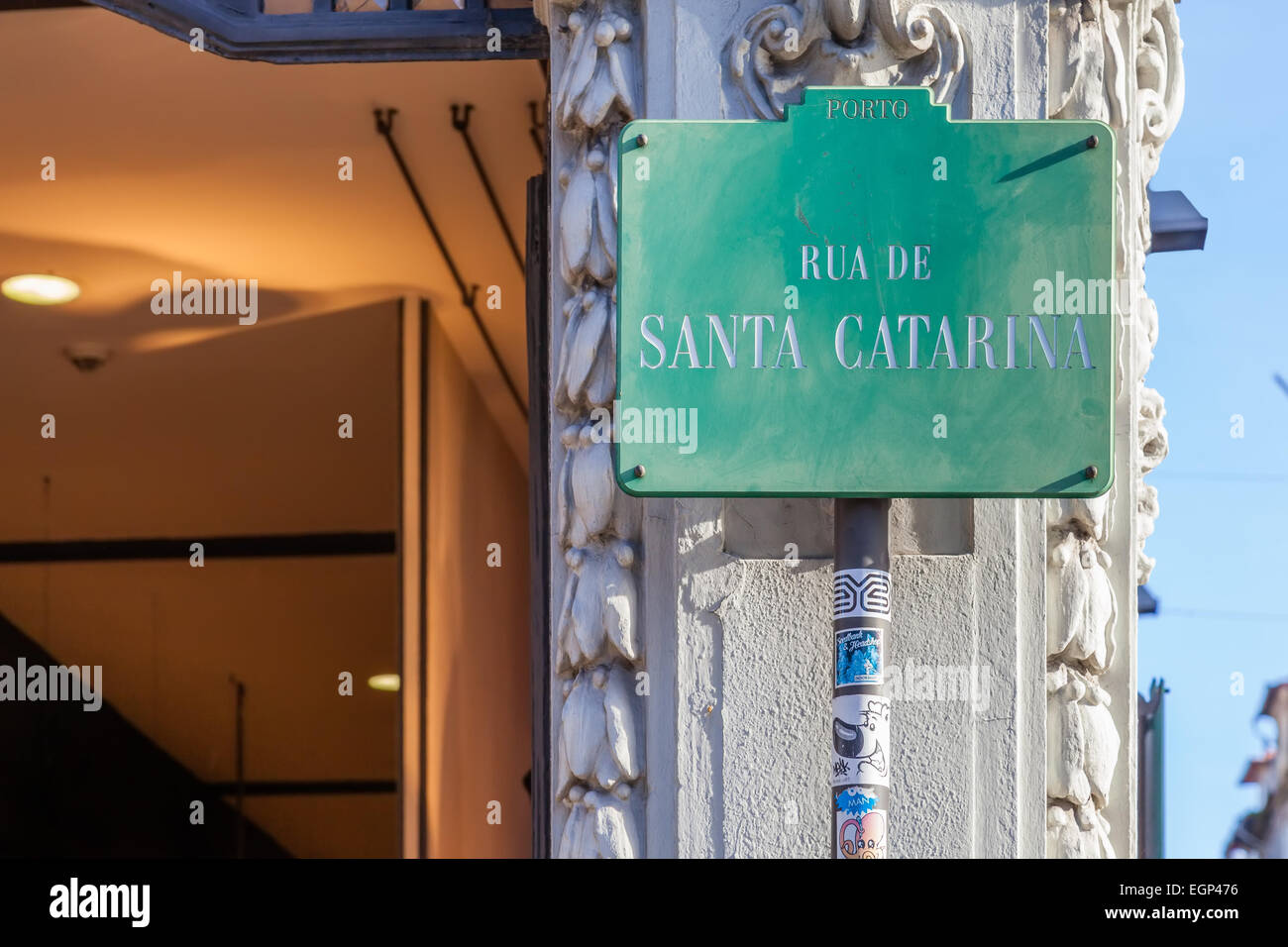 Porto, Portugal. Eine Straße Schild mit Rua de Santa Catarina, der Name von der größten Einkaufsstraße der Stadt Porto Stockfoto