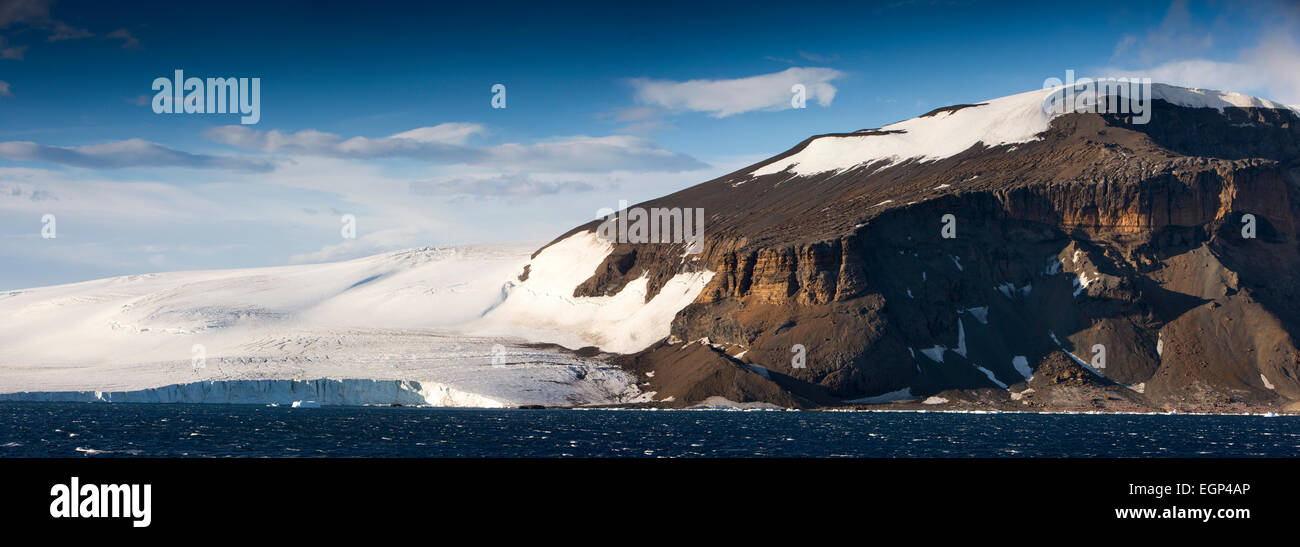 Antarktis, Antarctic Sound Eisdecke bei Brown Bluff, vulkanische Felsen, Panorama Stockfoto