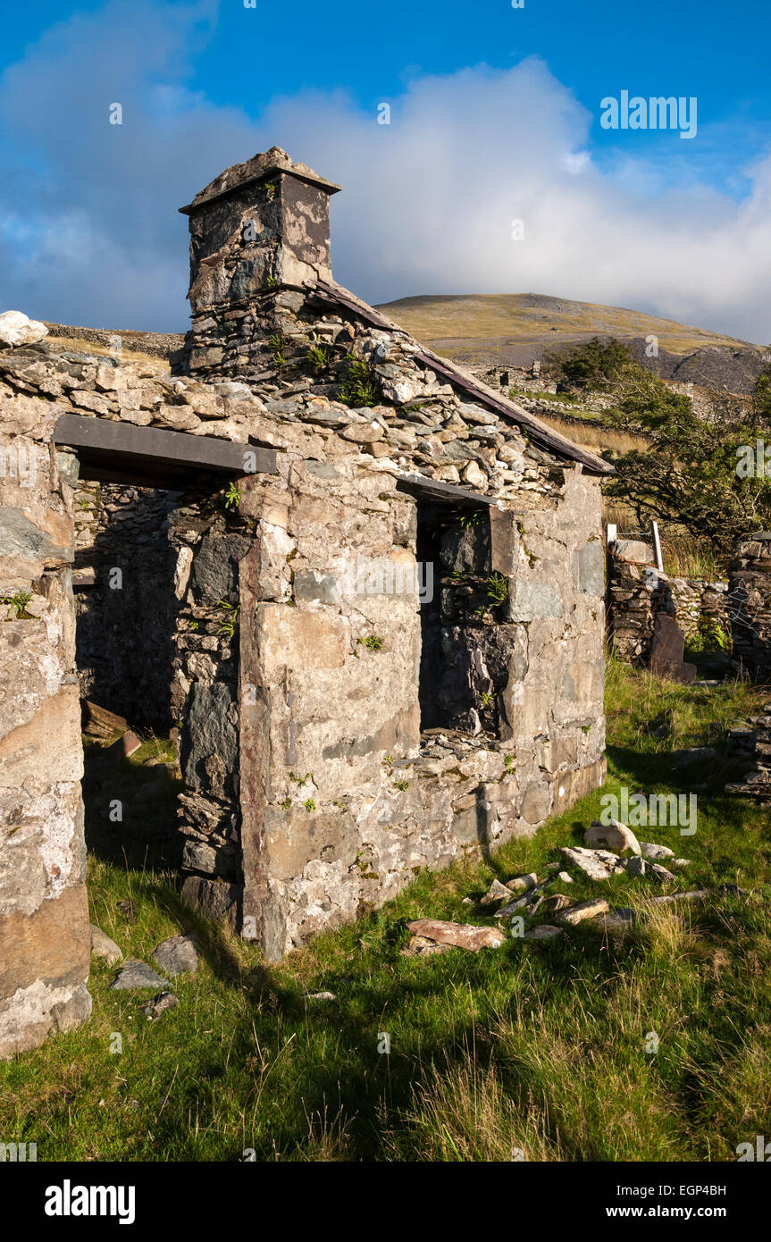 Ruinen der Häuser unterhalb Dinorwig Steinbruch in der Nähe von Llanberis in Snowdonia. Stockfoto