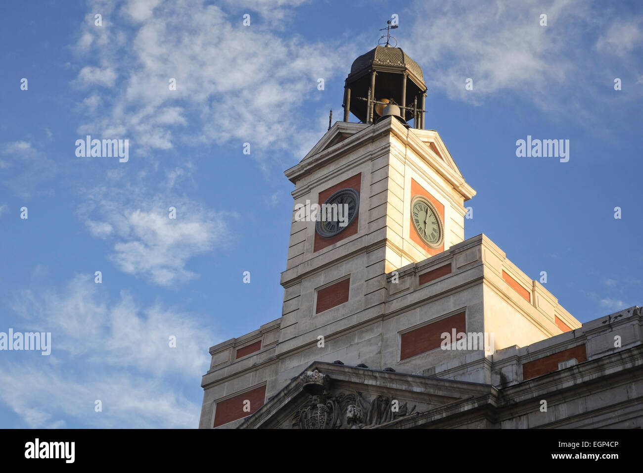 Uhr der Puerta del Sol, quadratisch, alte Postgebäude, Real Casa de Correos, Madrid, Spanien. Stockfoto