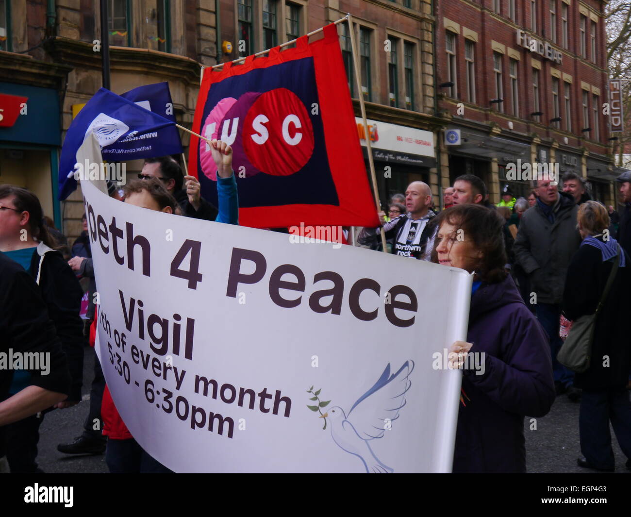 Newcastle upon Tyne, Großbritannien. 28. Februar 2015. Die Demonstranten sammeln für den Newcastle Protest gegen Rassismus und das Erscheinungsbild der anti-islamische Organisation, pegida vereinigen, in Newcastle upon Tyne. Credit: Victor W. Adams/alamy leben Nachrichten Stockfoto