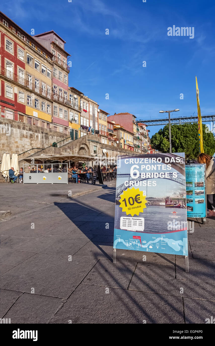 Porto, Portugal. Werbung für die beliebte 6 Brücken Kreuzfahrten in den Fluss Douro, mit den typischen Gebäuden der Ribeira Stockfoto
