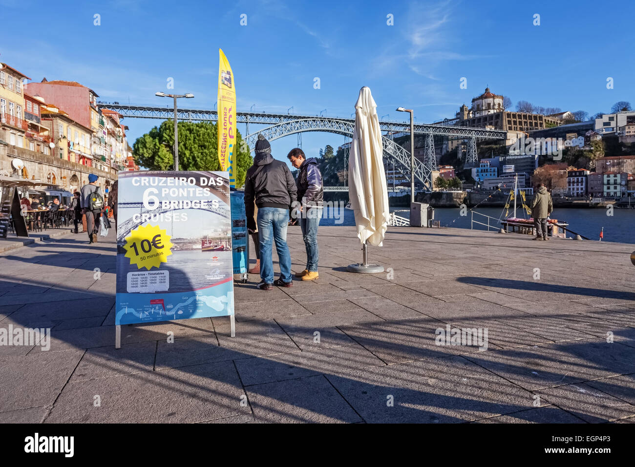 Porto, Portugal. Werbung für die beliebte 6 Brücken Kreuzfahrten in den Fluss Douro, mit den typischen Gebäuden der Ribeira Stockfoto