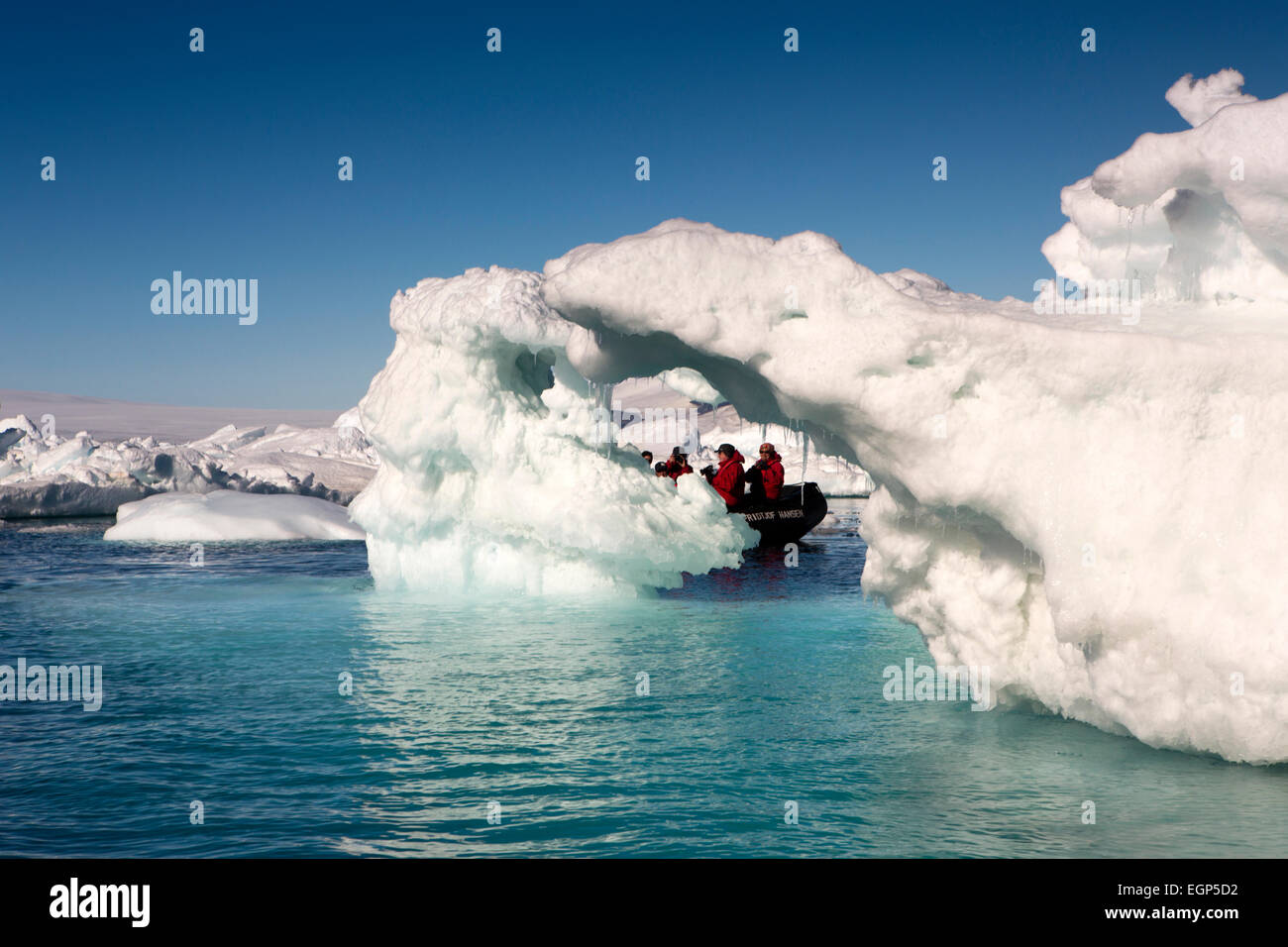 Antarktis, Weddellmeer, Antarktis Kreuzfahrt Schiff Sternzeichen unter großen Eisberge Stockfoto