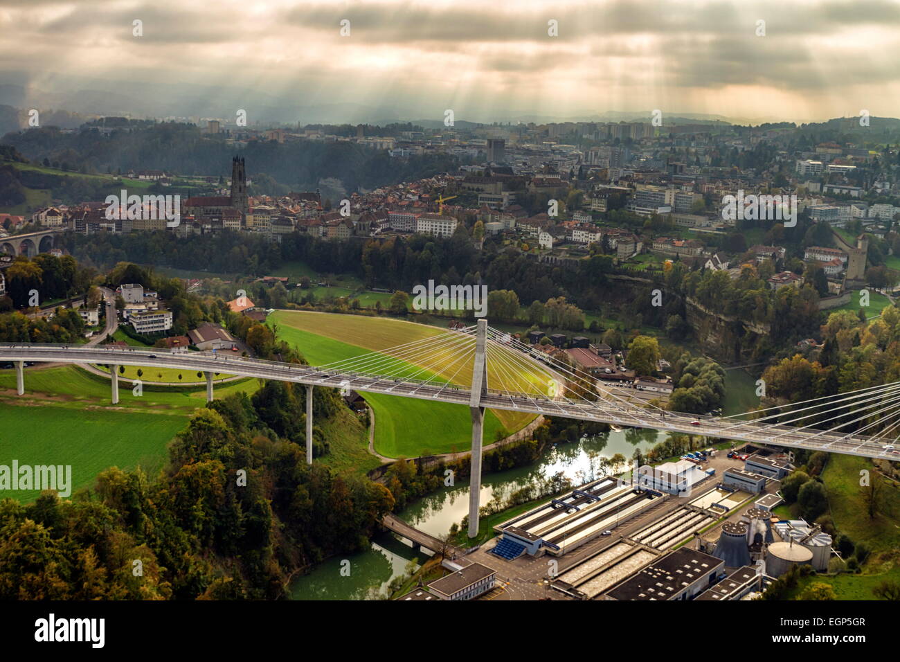 Luftbild von Freiburg mit seiner Kathedrale und neue Poya-Brücke, Schweiz Stockfoto
