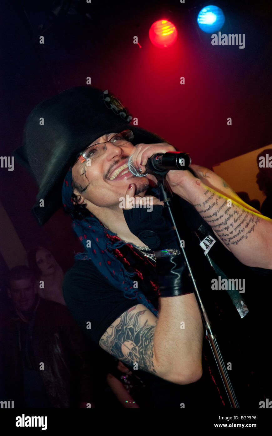 Adam Ant lächelnd live auf der Bühne London Stockfoto