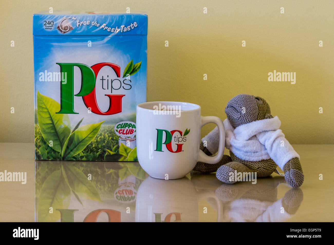 PG Tips Teebeutel mit Becher PG und PG-Affen Stockfoto