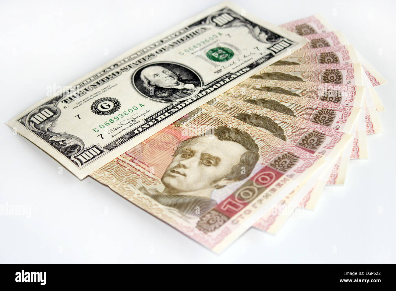 100 US-Dollar und ukrainischen griwen Banknoten auf dunklem Hintergrund isoliert Stockfoto 100 US-Dollar und ukrainischen griwen Banknoten auf dunklem Hintergrund isoliert Stockfoto