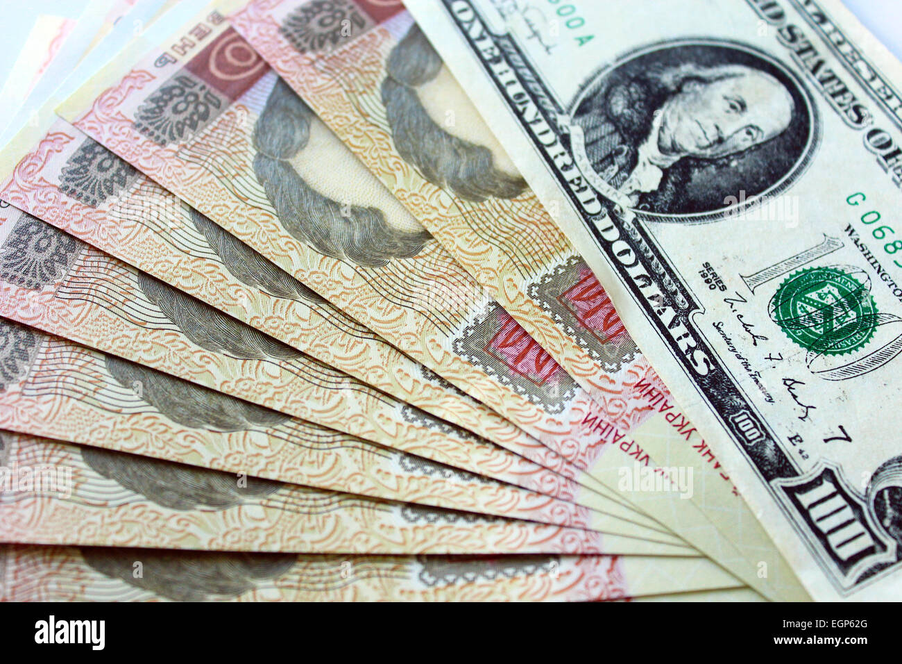 100 US-Dollar und ukrainischen griwen Banknoten auf dunklem Hintergrund isoliert Stockfoto 100 US-Dollar und ukrainischen griwen Banknoten auf dunklem Hintergrund isoliert Stockfoto