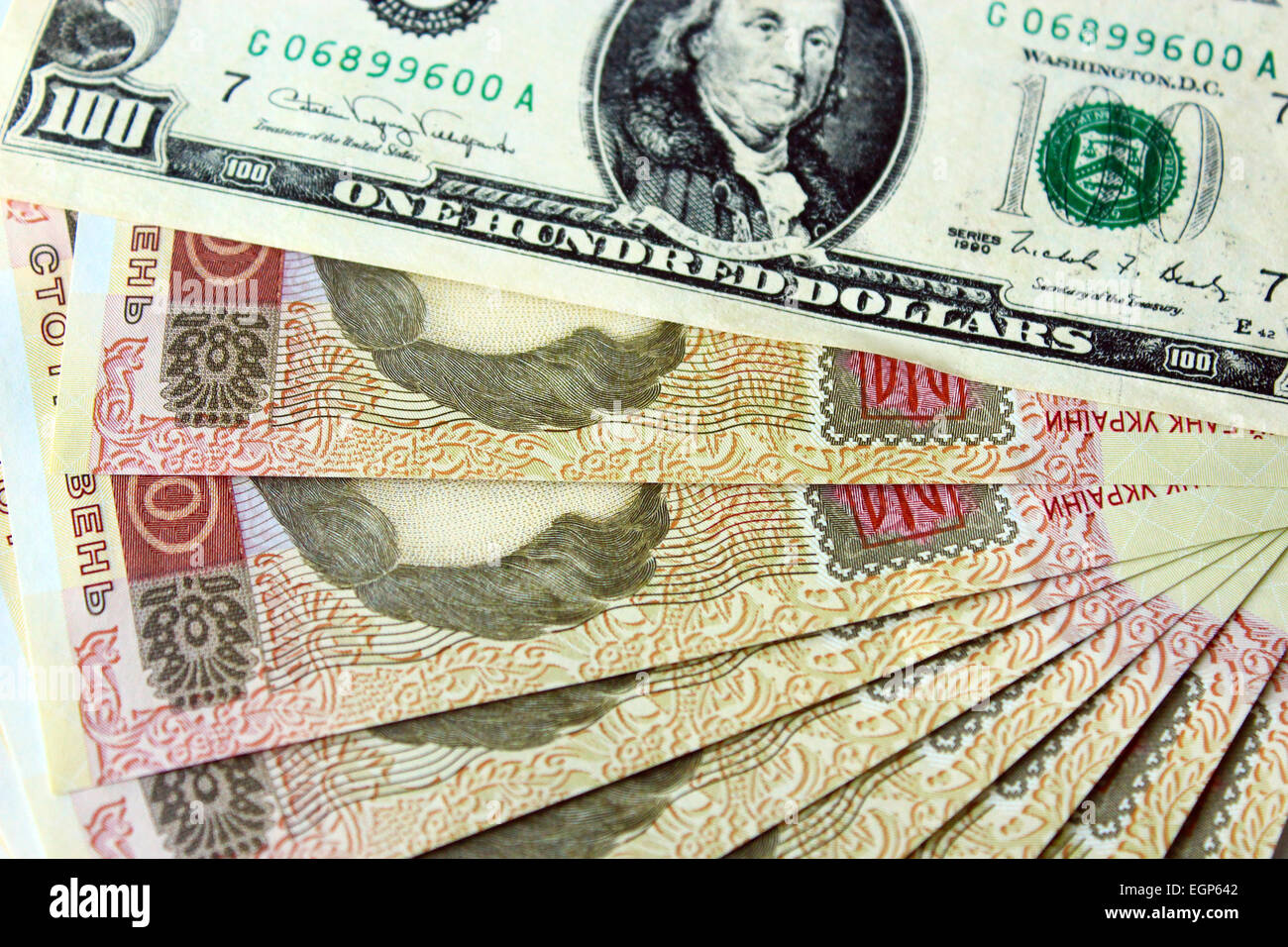 100 US-Dollar und ukrainischen griwen Banknoten auf dunklem Hintergrund isoliert Stockfoto 100 US-Dollar und ukrainischen griwen Banknoten auf dunklem Hintergrund isoliert Stockfoto