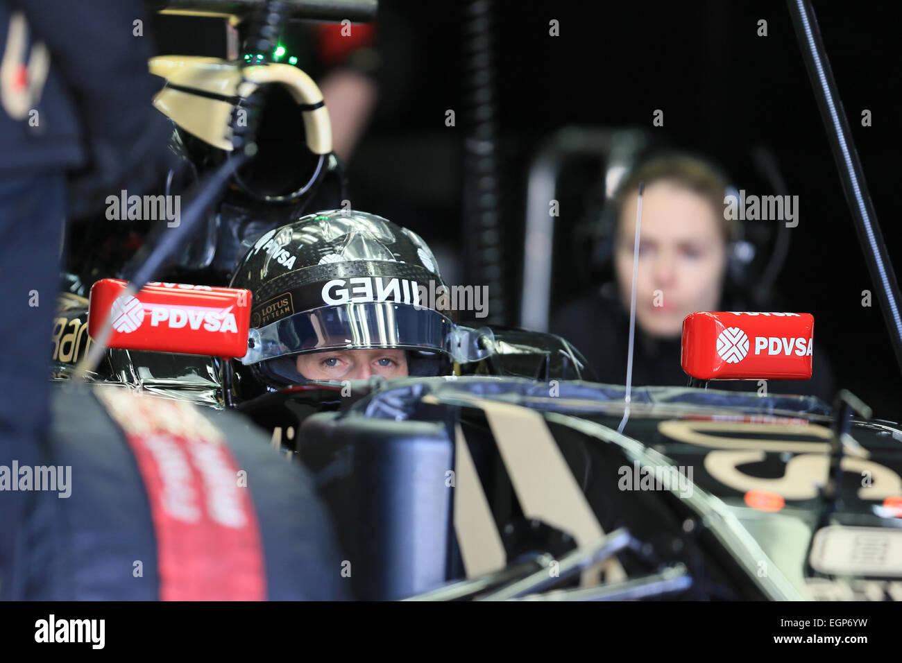 Barcelona, Spanien. 28. Februar 2015. F1 Wintertest in Circuit de Barcelona. Lotus F1 Team Fahrer Romain Grosjean warten in der Garage, gehen Sie auf der Rennstrecke Credit: Action Plus Sport/Alamy Live News Stockfoto