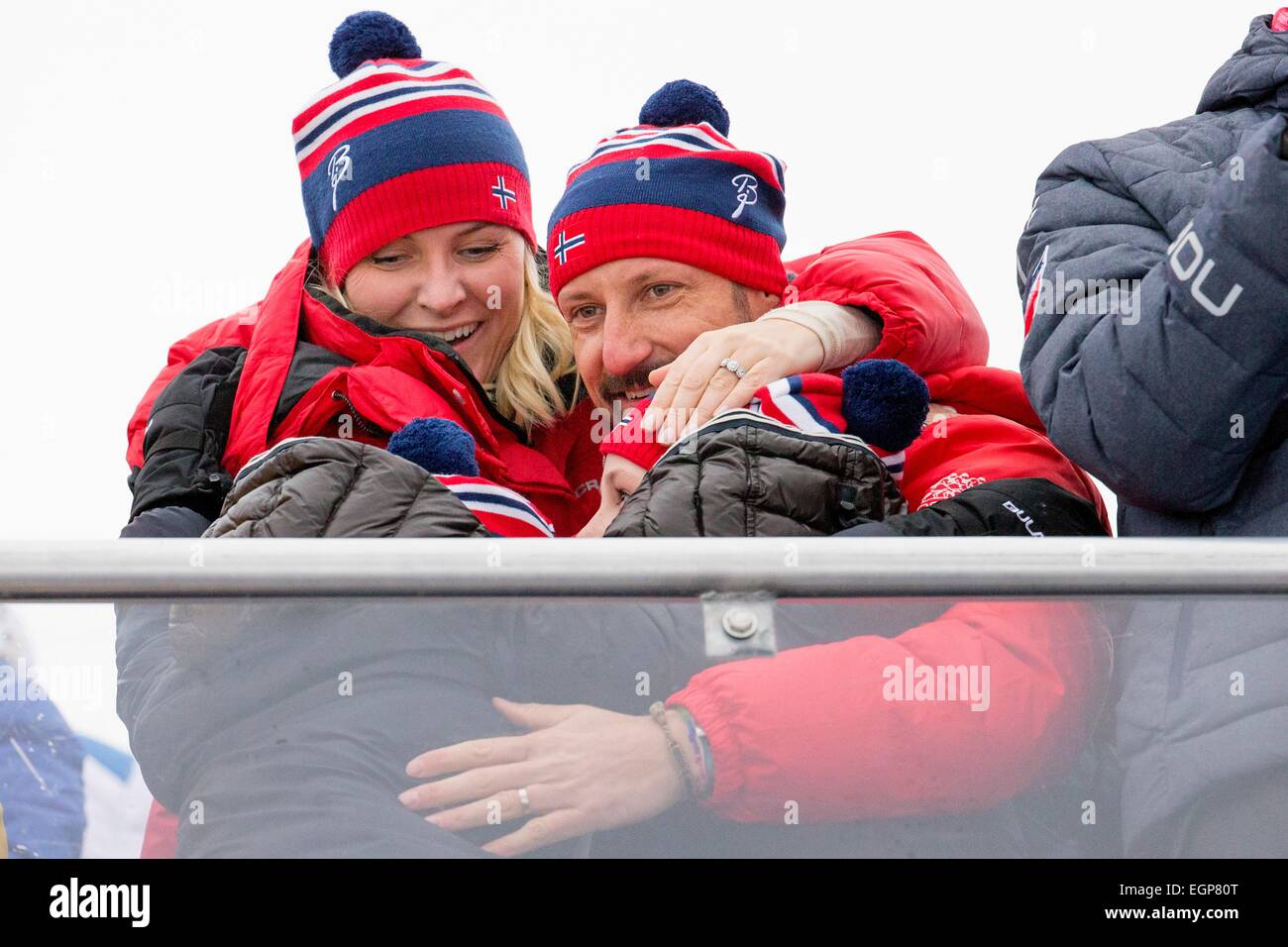 Falun, Schweden. 27. Februar 2015. Kronprinzessin Mette-Marit, Prinz Sverre Magnus, Prinzessin Ingrid Alexandra und Kronprinz Haakon von Norwegen bei der nordischen Ski-Weltmeisterschaften in Falun, Schweden, 27. Februar 2015. Foto: Patrick van Katwijk / POINT DE VUE OUT - NO WIRE SERVICE-/ Dpa/Alamy Live News Stockfoto