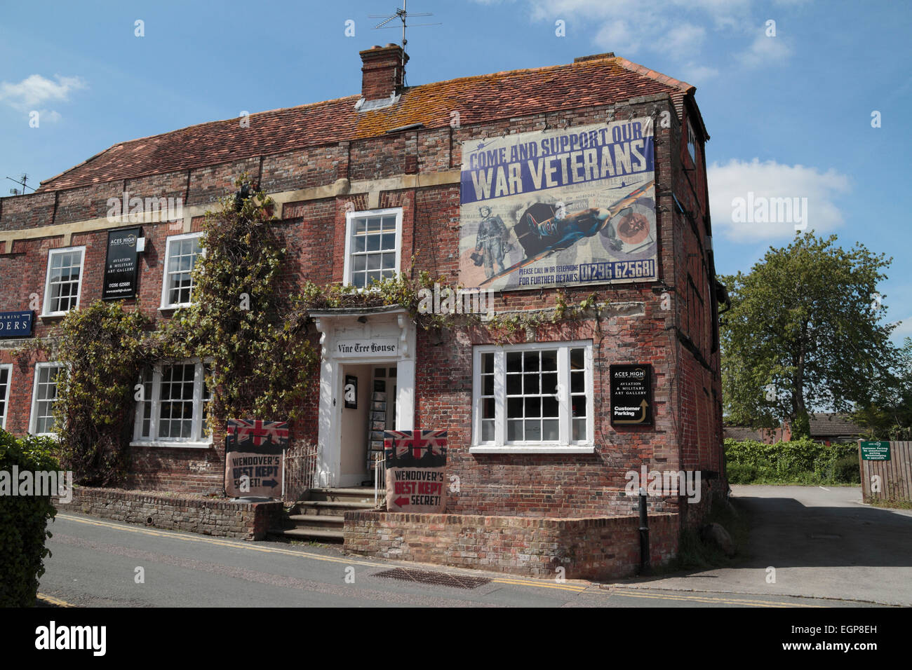 Die Rebe Baumhaus in Wendover, Buckinghamshire, Großbritannien mit Aces High Aviation & Militär-Kunstgalerie. Stockfoto