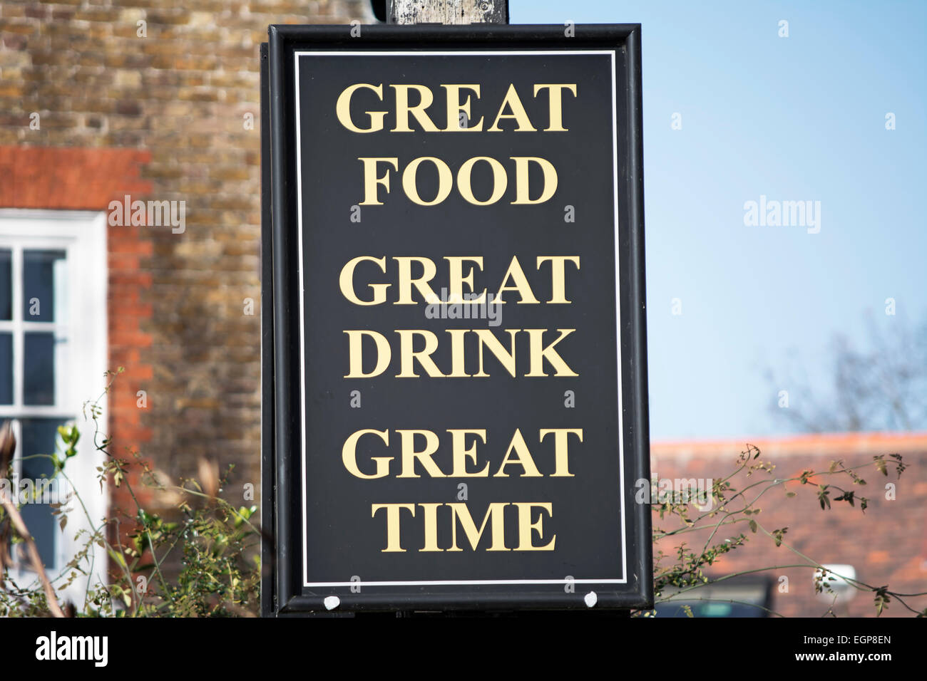 gutes Essen tolle Getränke, tolle Zeit, ein Pub Schild an der Glocke Inn, Hampton, Middlesex, England Stockfoto