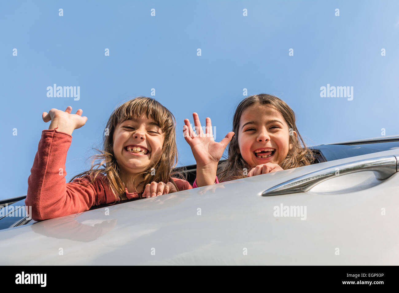 Zwei Schwestern Antritt einer Reise und winkt aus dem Auto Stockfoto