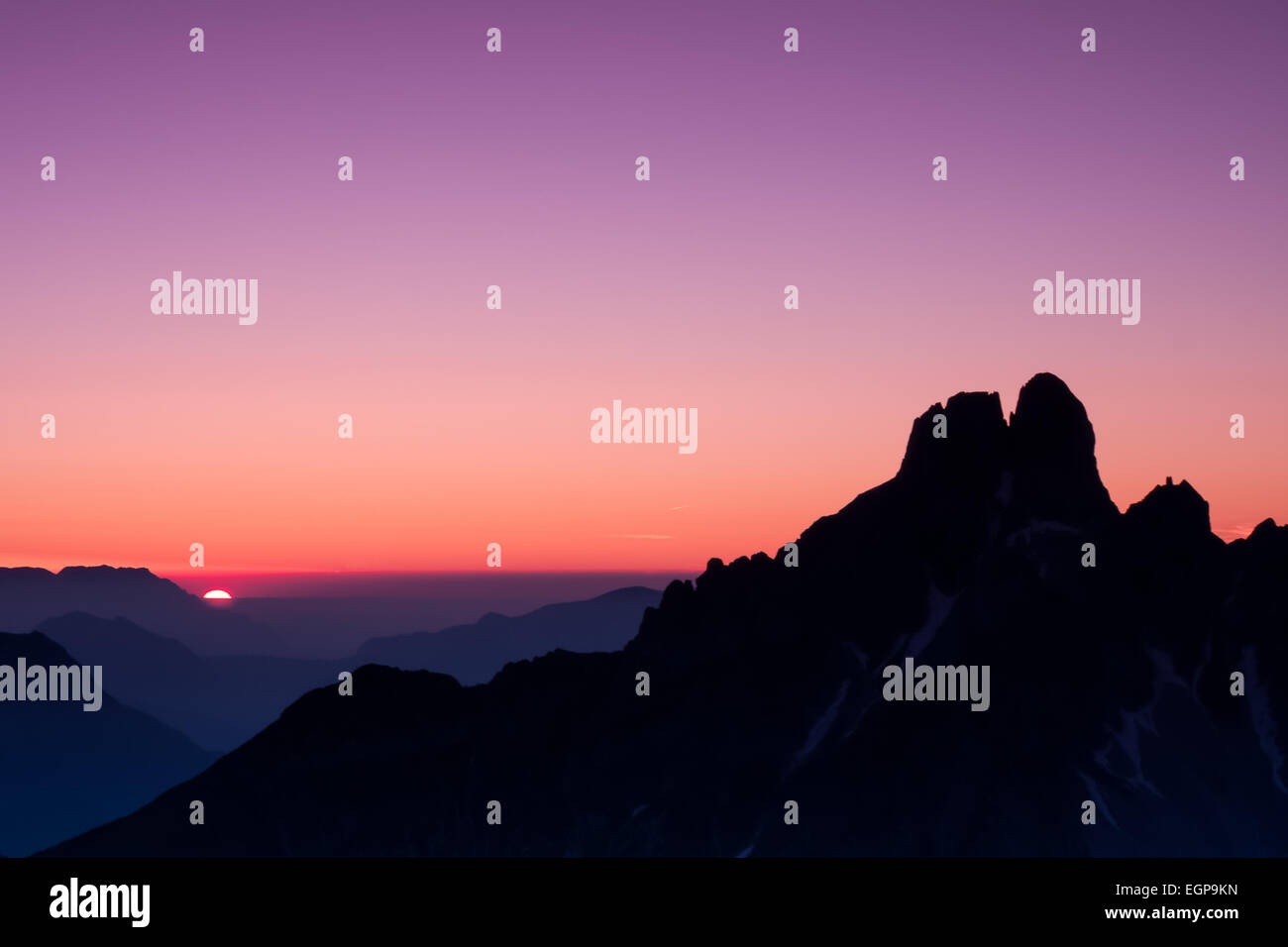 Sonnenuntergang hinter der Silhouette der Bischofsmütze in den österreichischen Alpen. Filzmoos, Salzburg, Österreich Stockfoto