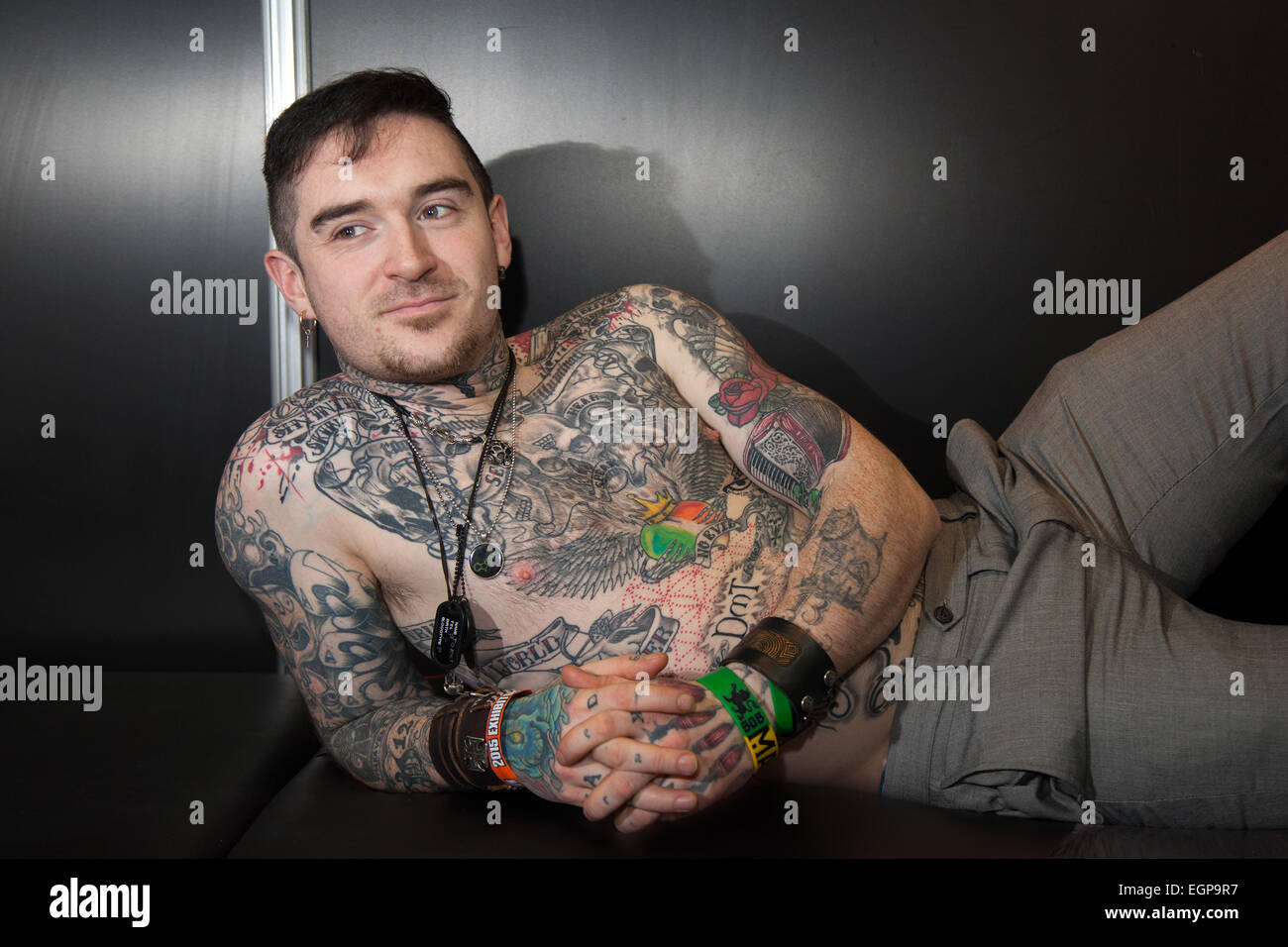 Manchester, UK, 28. Februar 2015. Großen Körper Tattoo & tätowierten Arme auf Shane Madden (mit Tinte süchtig) von Wayne Ellis am 14. Manchester International Tattoo zeigen. Tausende von Tattoo Liebhaber strömten zu