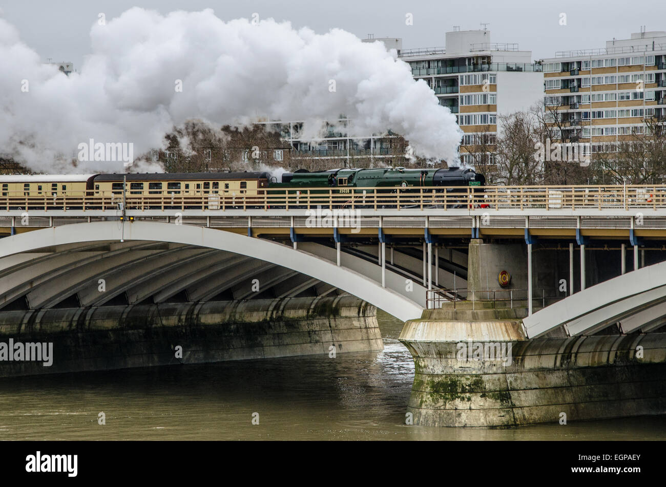 British Rail Merchant Navy Class 4-6-2 No 35028 'Clan Line' überquert die Themse nach der Abfahrt von London Victoria Station, Großbritannien Stockfoto