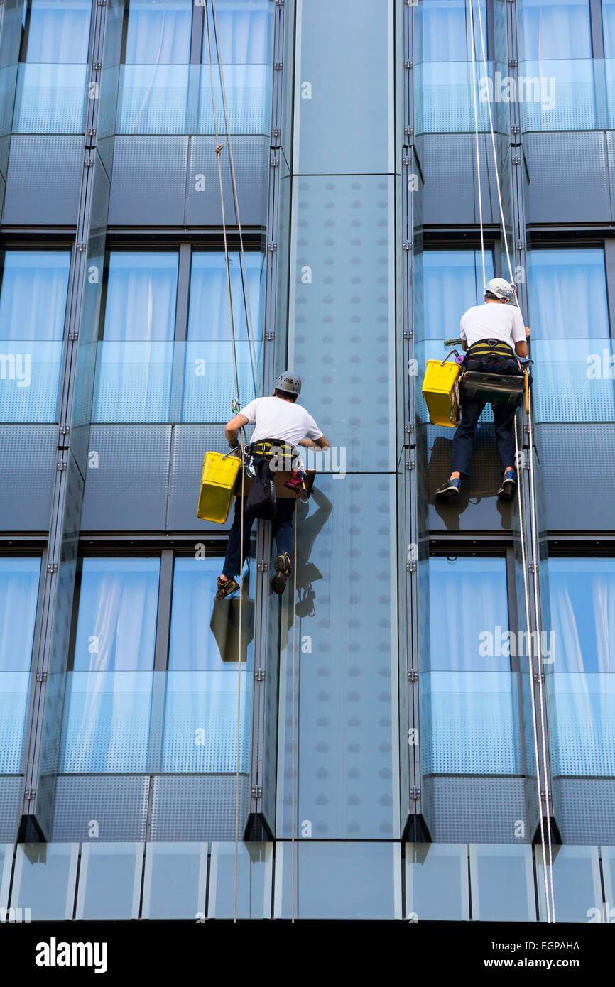 Zwei Kletterer zu waschen, Fenster und Glas-Fassade des Wolkenkratzers Stockfoto