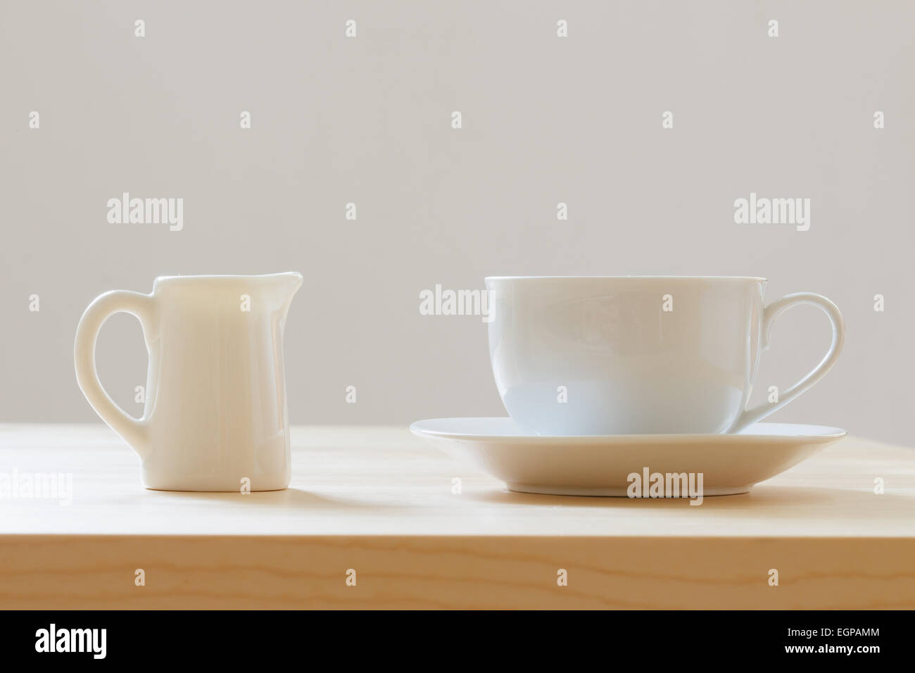 Kaffee und Milch auf Holztisch Stockfoto