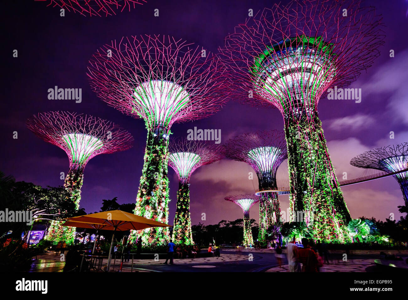 Touristen Flanieren unter den bunten beleuchtet Türme der Gärten an der Bucht in Singapur nachts. Stockfoto