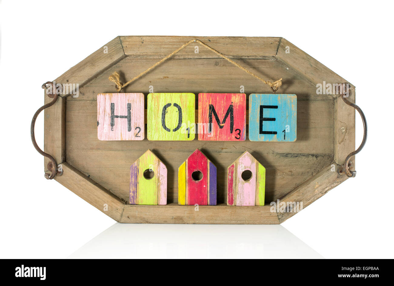 Rot Grün home Text und kleine Häuser auf Holz isoliert auf weißem Hintergrund Stockfoto