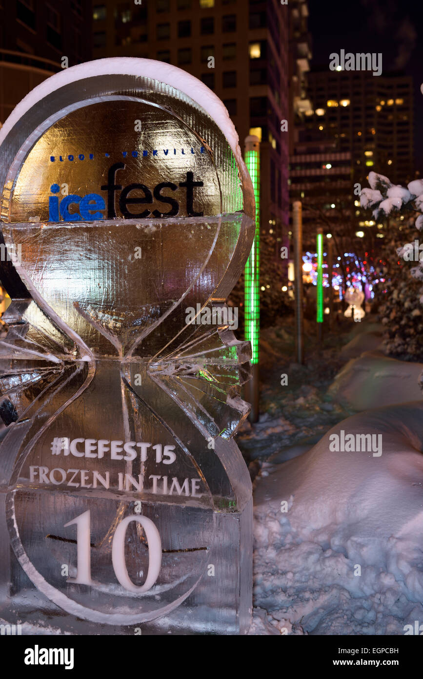 Bloor Yorkville 10. jährlichen Icefest Toronto eingefroren in der Zeit 2015 Eis Sanduhr Schild am Village Park in der Nacht Stockfoto