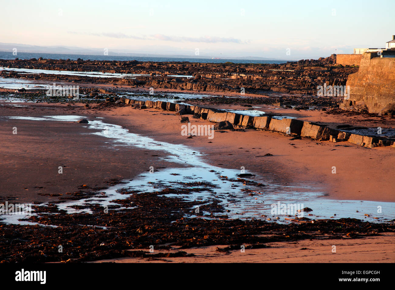 Morgendämmerung am Anstruther Küstenlinie. Stockfoto