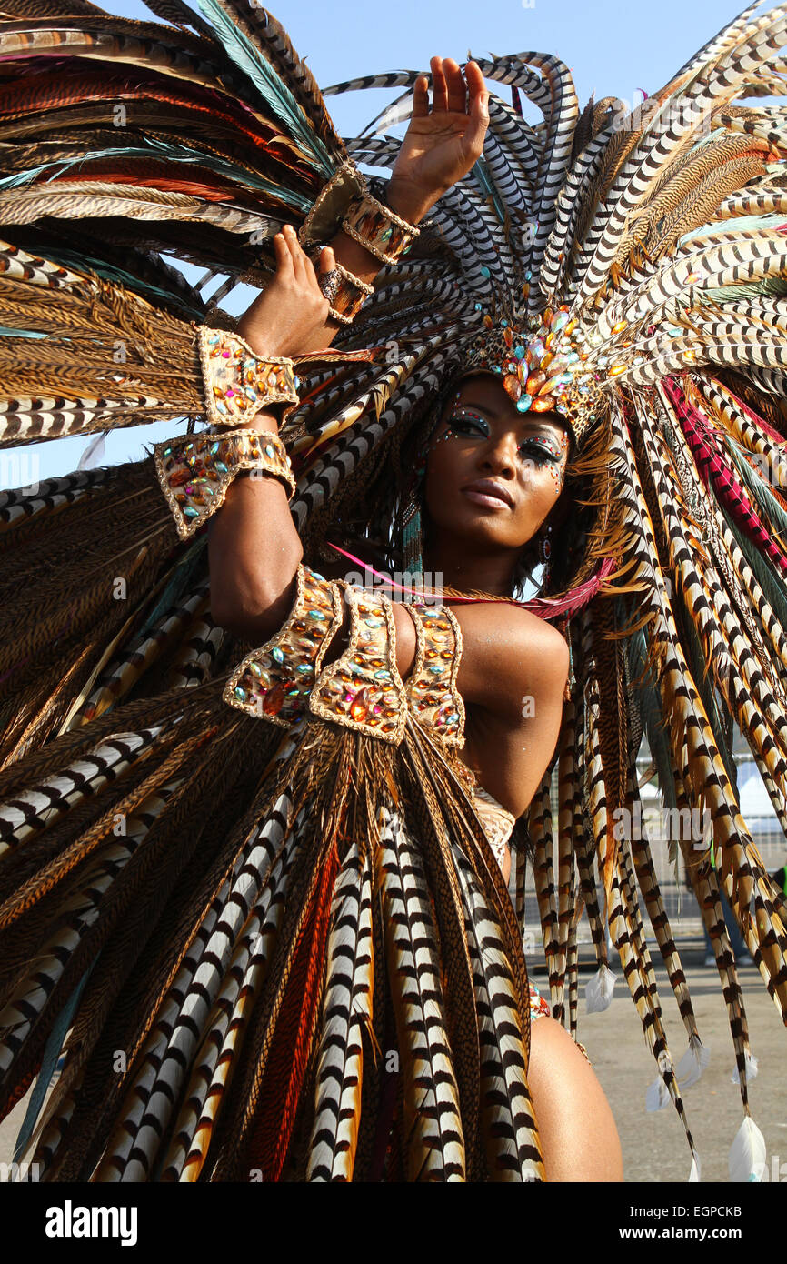 Modell Soowan Bramble führt in einem Kostüm im Karneval in Trinidad. Stockfoto