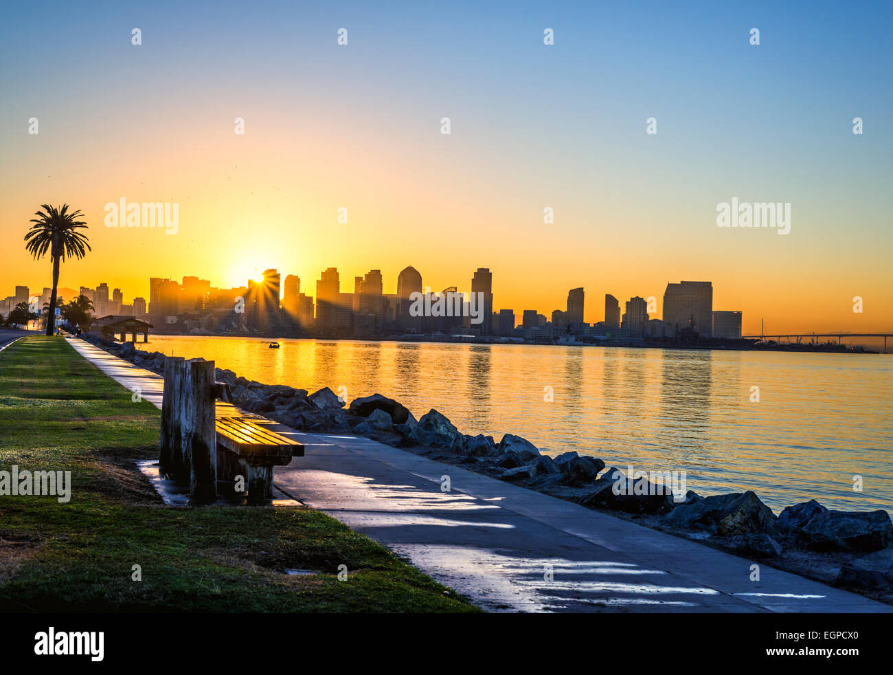 Die Sonne über die Skyline der Innenstadt von Harbor Island gesehen. San Diego, California, Vereinigte Staaten von Amerika. Stockfoto