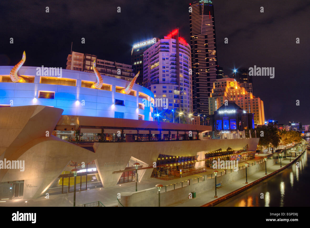 Seitenansicht der Hamer Hall Arts Centre und Southbank Promenade bei Nacht-Melbourne-Australien Stockfoto
