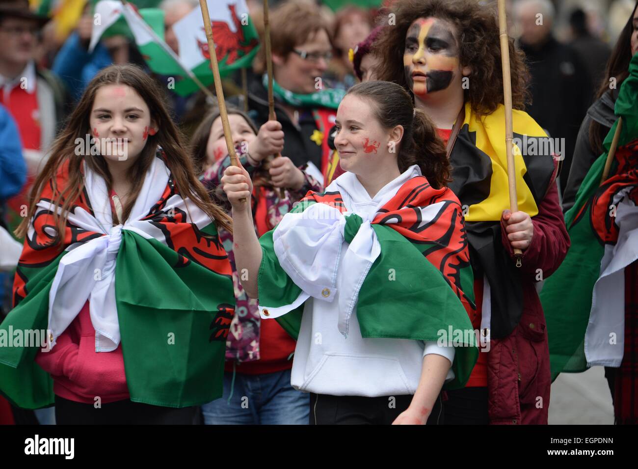 Swansea, Wales, Großbritannien. 28. Februar 2015. Menschen die Teilnahme an St Davids Tag Wochenende feiern in Swansea am Samstag vor dem Heiligen Tag am Sonntag, den 1. März Bildnachweis: Keith Morris/Alamy Live-Nachrichten Stockfoto