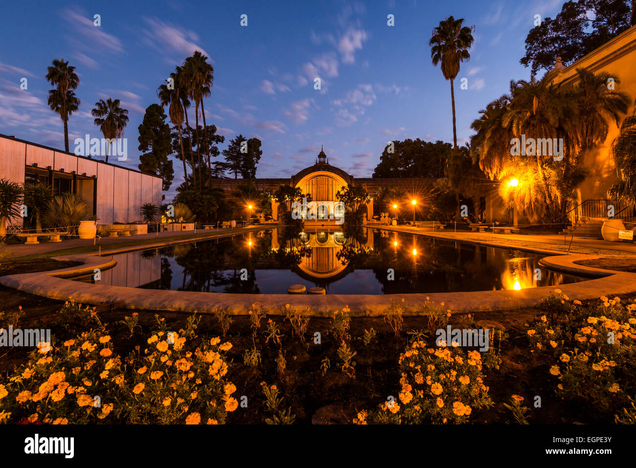 Das Botanische Gebäude und Lily Pond angesehen in der Morgendämmerung.  Balboa Park, San Diego, Kalifornien, Vereinigte Staaten von Amerika. Stockfoto