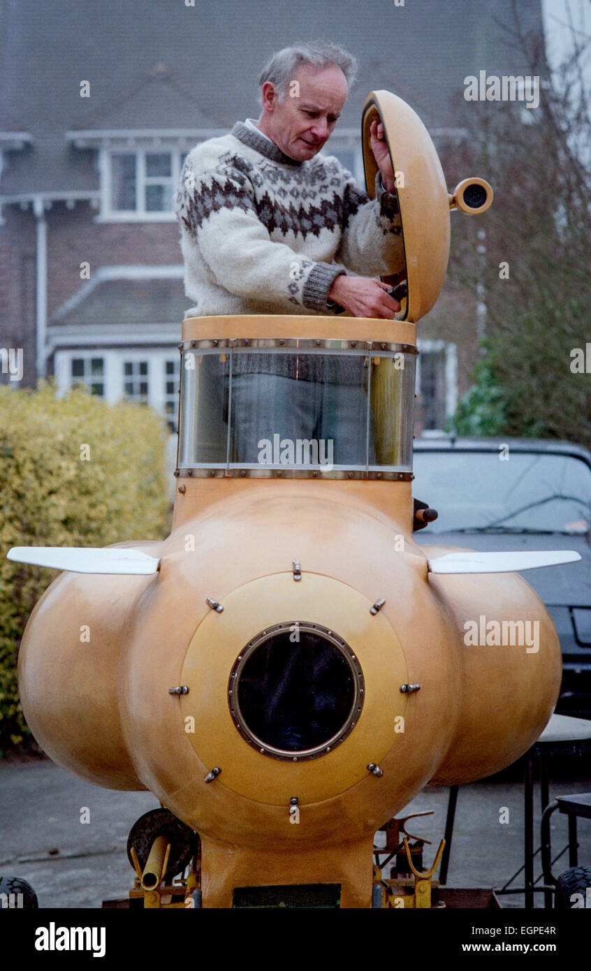 Bill Smith, Bognor Regis, West Sussex, mit seiner selbst gebastelten gelben u-Boot. Stockfoto