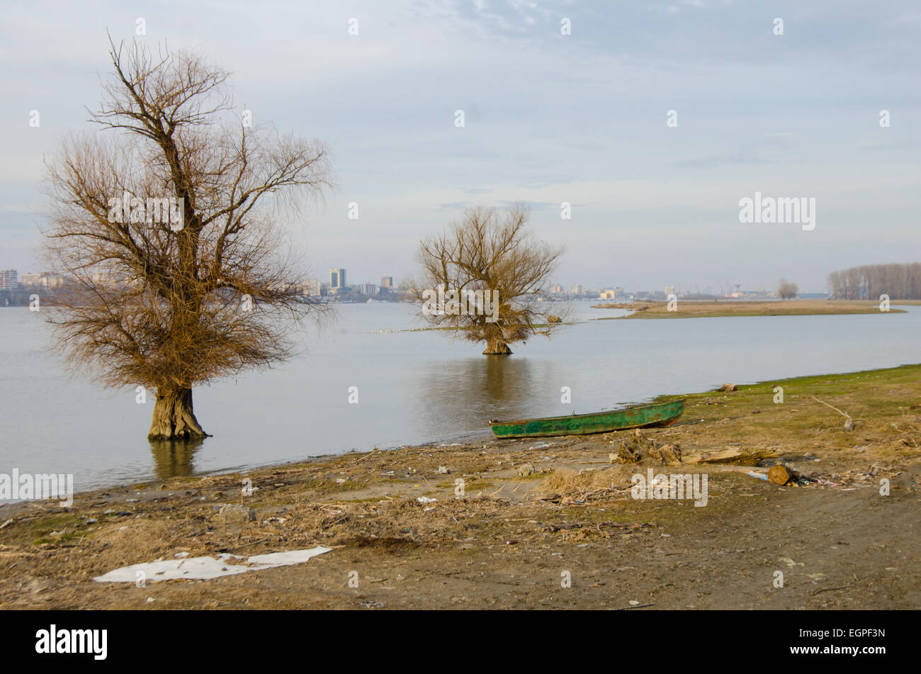 Danube-Ufer und Grün-Boot Stockfoto
