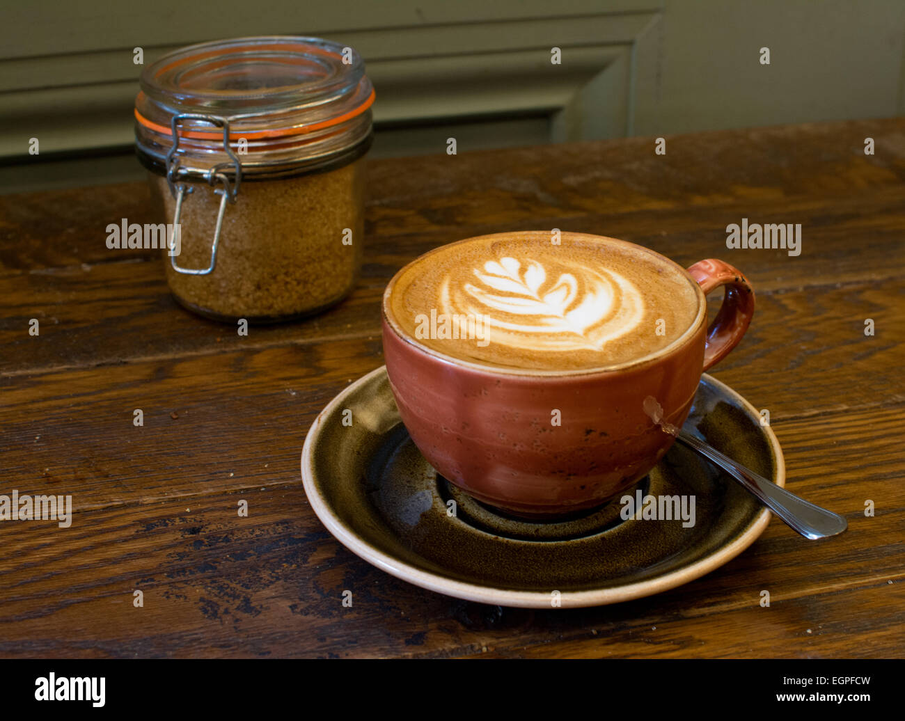 Flache weiße Kaffeetasse in London Stockfoto