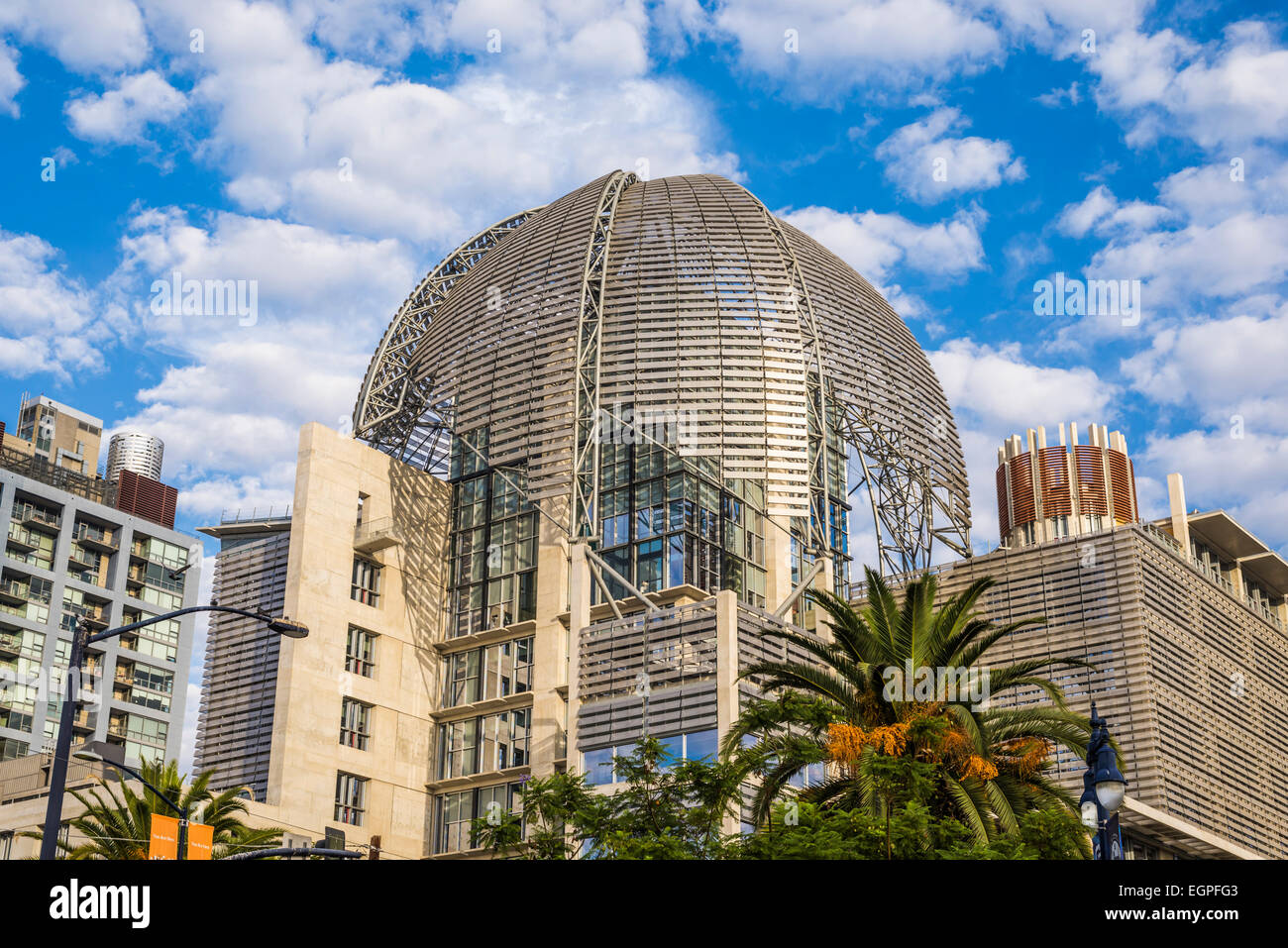 Der San Diego Zentralbibliothek mit Wolken Overhead. San Diego, California, Vereinigte Staaten von Amerika. Stockfoto