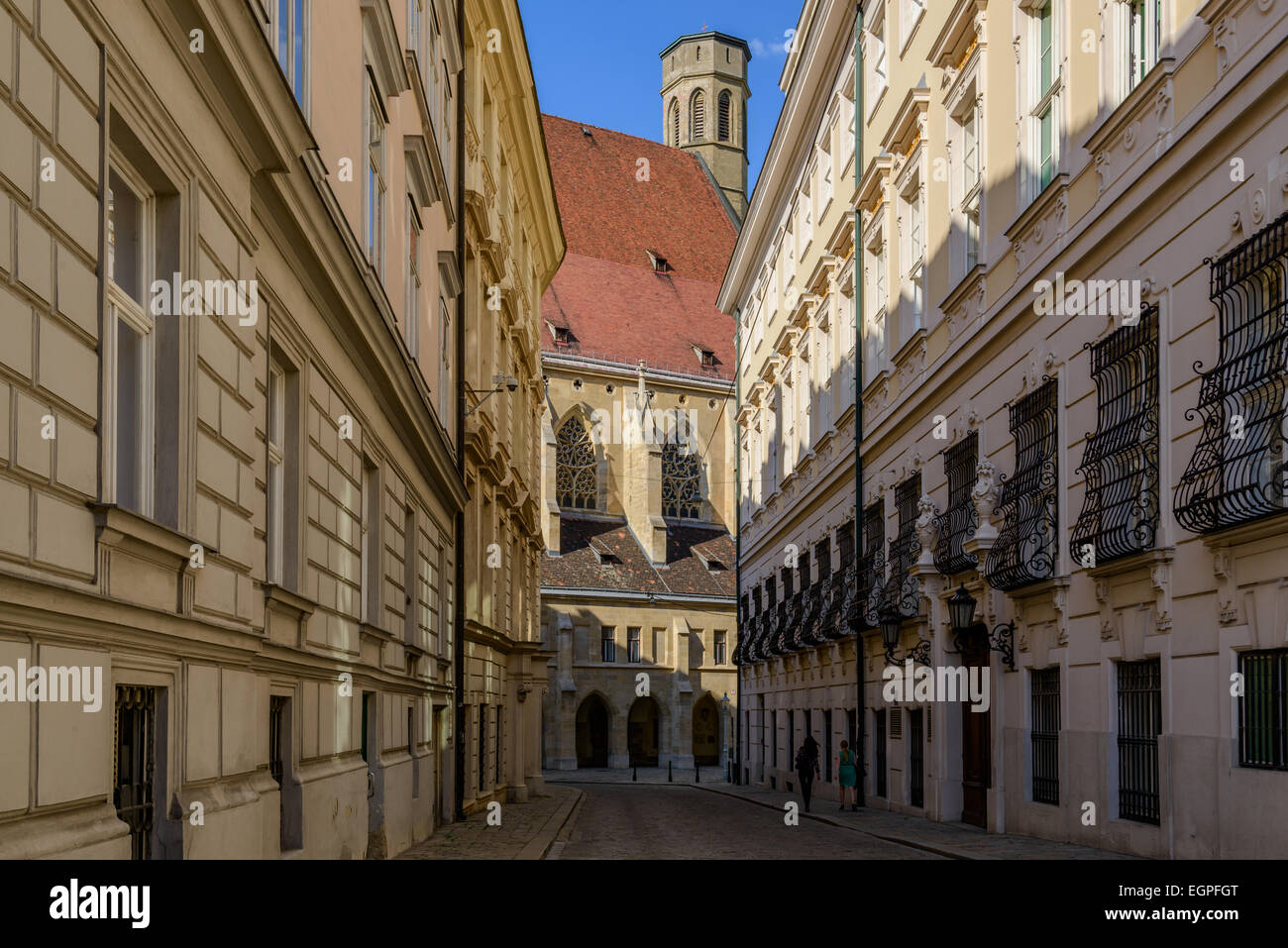 Blick auf Minoritenkirche in Wien aus einer Seitenstraße Stockfoto