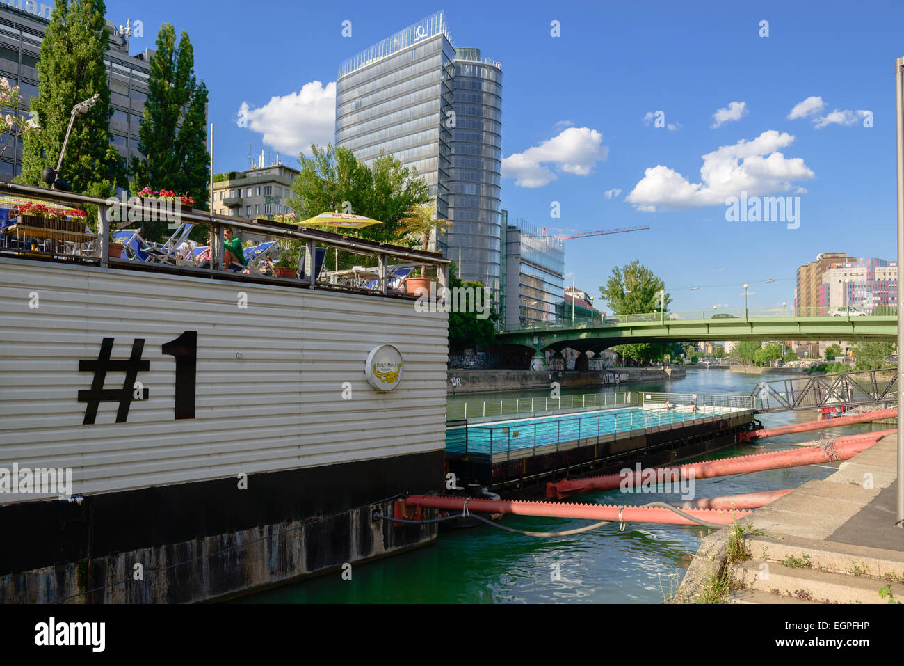 Schwimmendes Restaurant und Pool in Wien, Österreich Stockfoto Schwimmendes Restaurant und Pool in Wien, Österreich Stockfoto