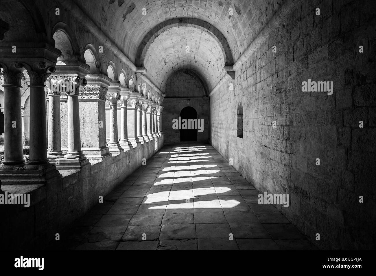 Frankreich, Provence. Senanque Abbey-Korridor-Detail. Mehr als 800 Jahre Geschichte in diesem Bild. Stockfoto