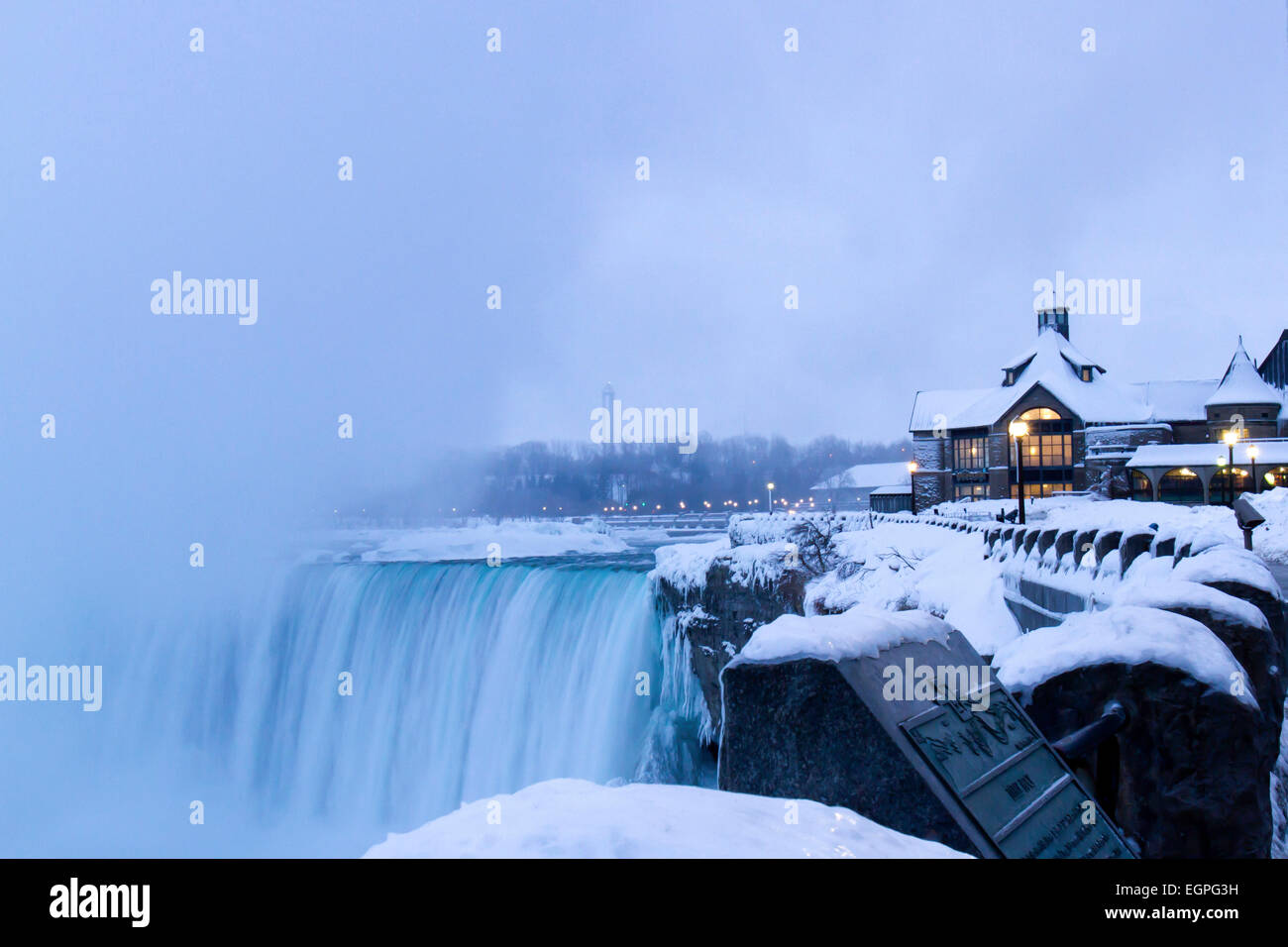 Niagara Falls Welcome Center und Table Rock Marker bei gefrorenen Hufeisenfälle in Wintermorgen Stockfoto