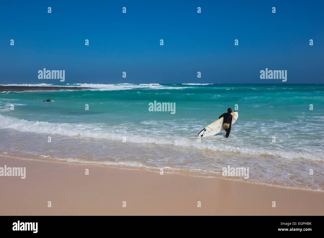 Surfer mit Surfbrett mit goldenem Sand am Strand von Corralejo Fuerteventura [Kanaren] [Las Palmas] Spanien Stockfoto