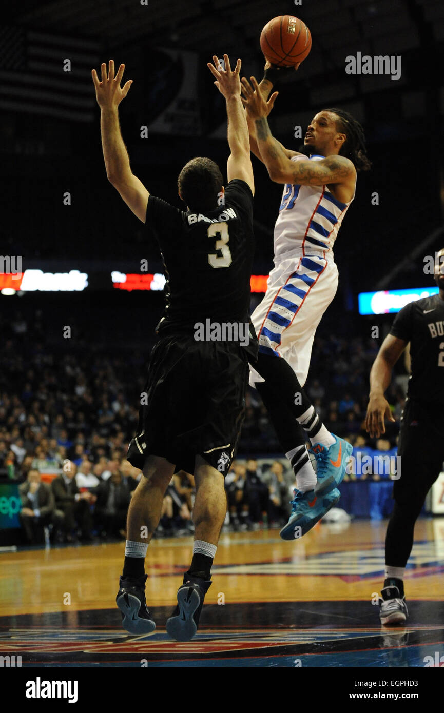 28. Februar 2015: DePaul Blue Demons nach vorne nimmt Jamee Crockett (21) ein Schuss während der NCAA Männer Basketball-Spiel zwischen den Butler Bulldogs und die DePaul Blue Dämonen in der Allstate Arena in Rosemont, Illinois. Butler überzeugte DePaul 67-53. Patrick Gorski/CSM Stockfoto