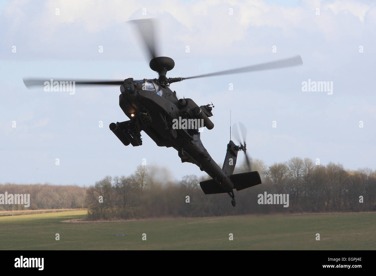 Britische Armee Apache Kampfhubschrauber führt Trainingsflug in Wiltshire. Stockfoto