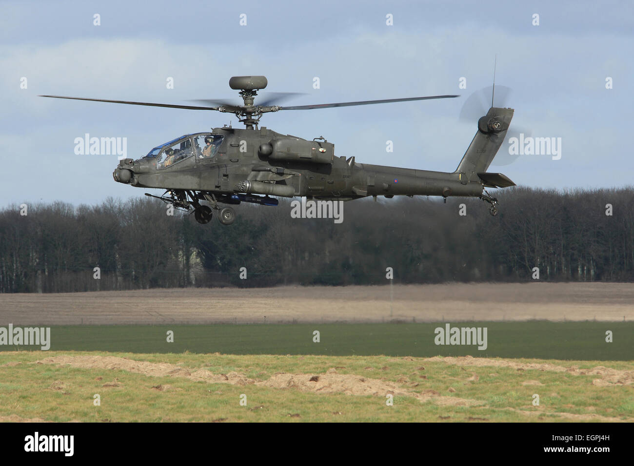 Britische Armee Apache AH1 Kampfhubschrauber schwebt während Crew-Trainings. Stockfoto