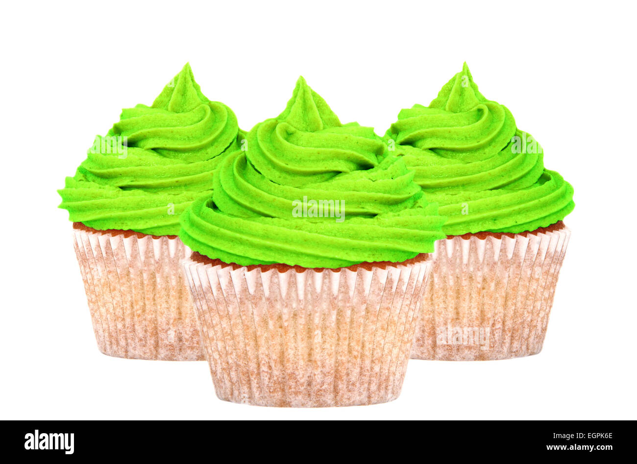 Drei Muffins mit Zuckerguss für St. Patricks Day, isoliert auf einem weißen Hintergrund hellgrün Stockfoto